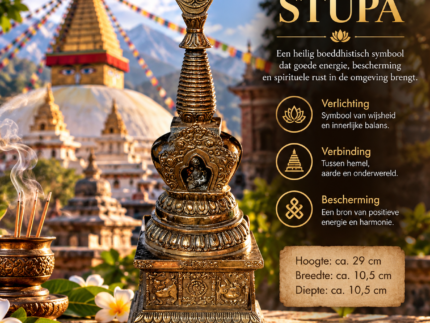 Rijk versierde antiek bronskleurige boeddhistische stupa van 29 cm met vierkante voet en sierlijke bekroning.