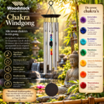Woodstock Chakra Windgong met zilverkleurige klankbuizen en zeven gekleurde chakrastenen in een Japanse zentuin.