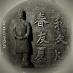 Statige krijger op betonnen schijf   Ø 55 cm.