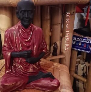 Monnik Luang Por 28cm. In rood gewaad