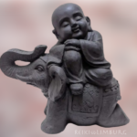 Monnik op Olifant... | hoogte 41 cm.