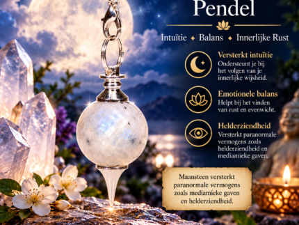 Maansteen pendel met ronde witte edelsteen, zilverkleurige ketting en spitse punt, tegen een spirituele achtergrond met volle maan.
