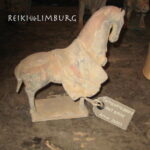 Terracotta paard met schild