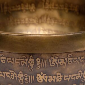 Klankschaal Tibet gegraveerd 1.5 kilo | met Om Mani Pad Me Hum mantra - Afbeelding 3