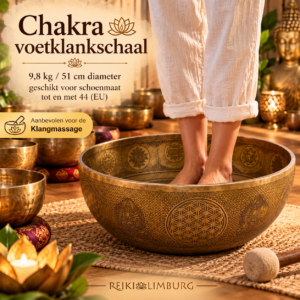 Grote Chakra voetklankschaal van 51 cm en 9,8 kg met een persoon die erin staat, omringd door klankschalen in een meditatieruimte.