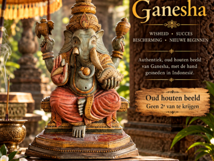 Antiek Ganesha beeld van massief hout uit Bali, met handgesneden details, verweerde kleuren en natuurlijke ouderdomssporen.