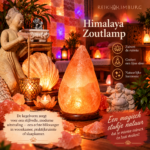 Himalaya zoutlamp in kegelvorm met warme oranje gloed op een houten tafel in een sfeervolle zoutkamer met andere zoutlampen.