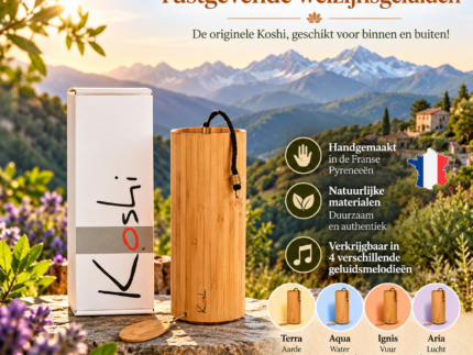 Originele Koshi windgong van bamboe met verpakking, tegen een sfeervolle achtergrond van de Franse Pyreneeën.